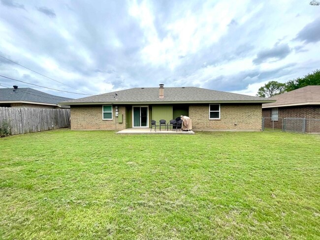Building Photo - 2114 Selma Dr