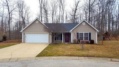Building Photo - 3 bed, 2 bath Home with GARAGE!