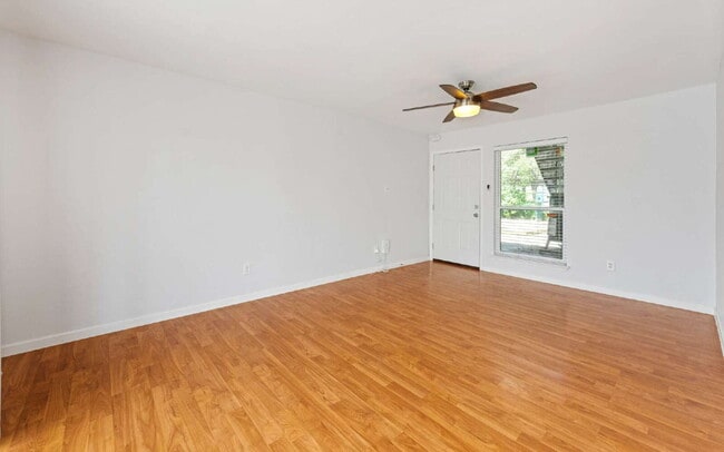 Building Photo - Clean & Bright Gated 1BR Near Downtown Austin