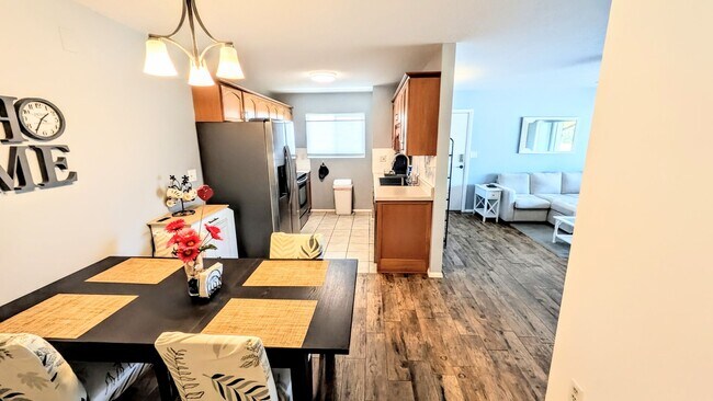 Building Photo - Annual furnished/Seasonal/short term 2 bedroom 1 1/2 bath top floor, renovated condo near Siesta ...