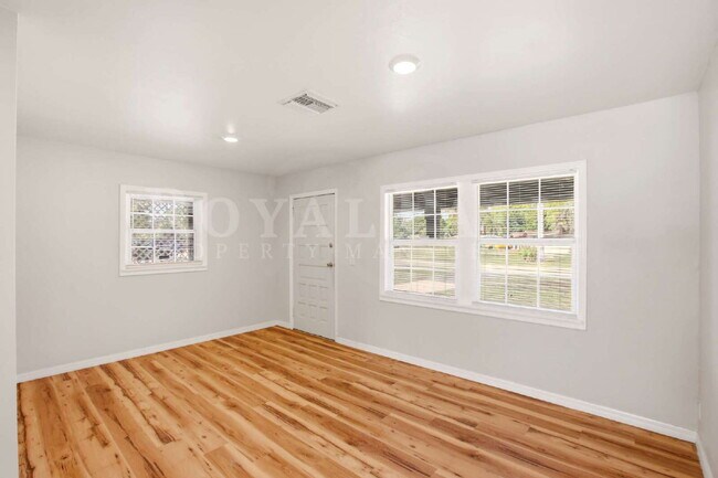 Building Photo - 2/1 Retreat in North Fort Myers: Apartment Life Called. We Didn't Answer.