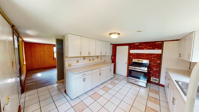 Building Photo - 4 Bedroom / 1 Bath Home For Rent!