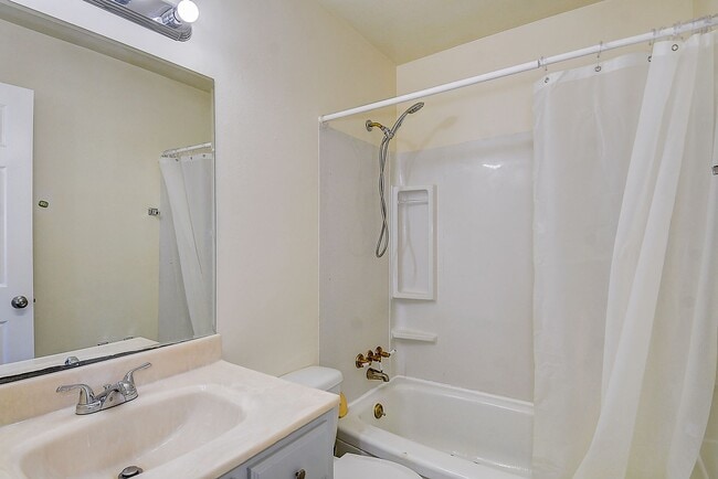 Building Photo - 3 BDRM / 2.5 BATH with FENCED BACKYARD - WINDSOR WOODS!