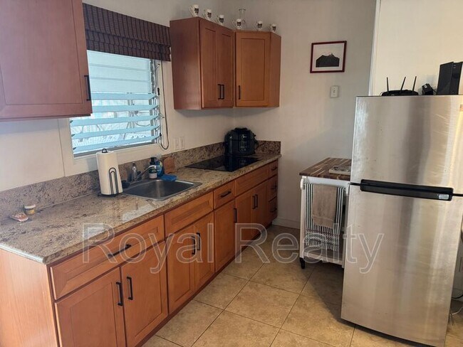 Building Photo - 341 Hualani St