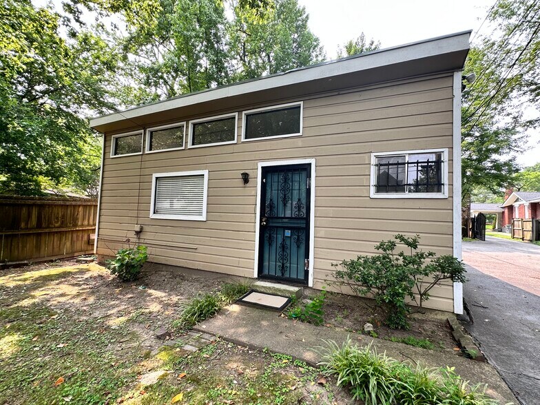 Building Photo - 1742 N Parkway