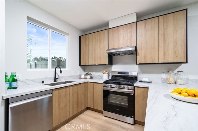 Building Photo - 798 N Amelia Ave