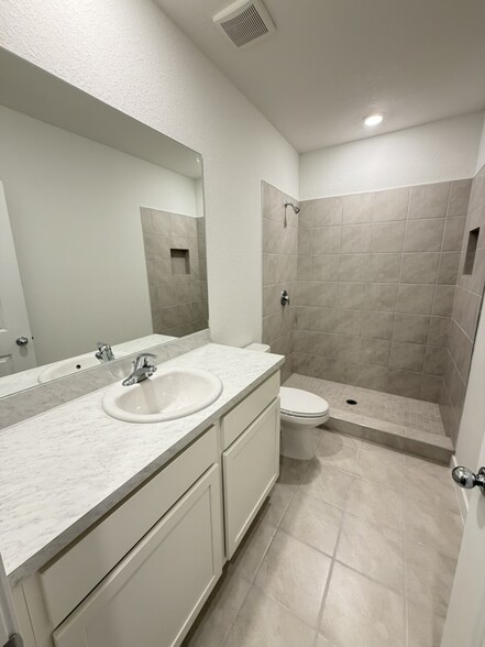 Building Photo - 1466 NE 3rd Ave