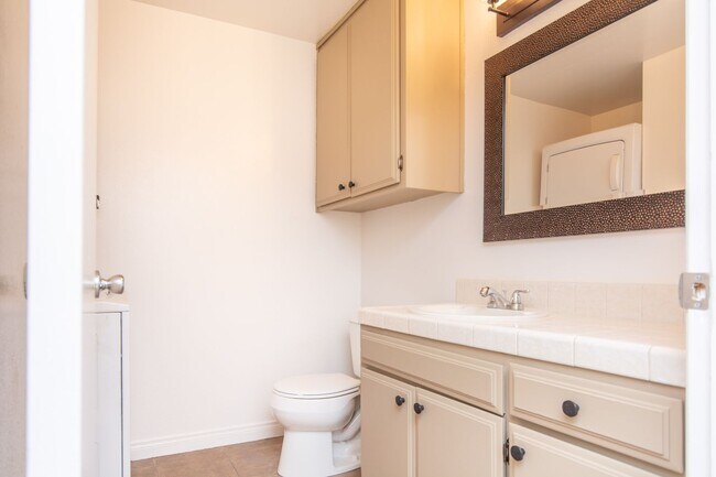 Building Photo - Spacious 2 Bedroom / 1.5 Bath Condominium ...
