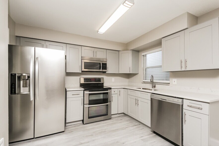 Building Photo - 2022 Valencia Cir