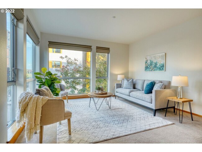 Building Photo - Lovely Corner unit in the Pearl District