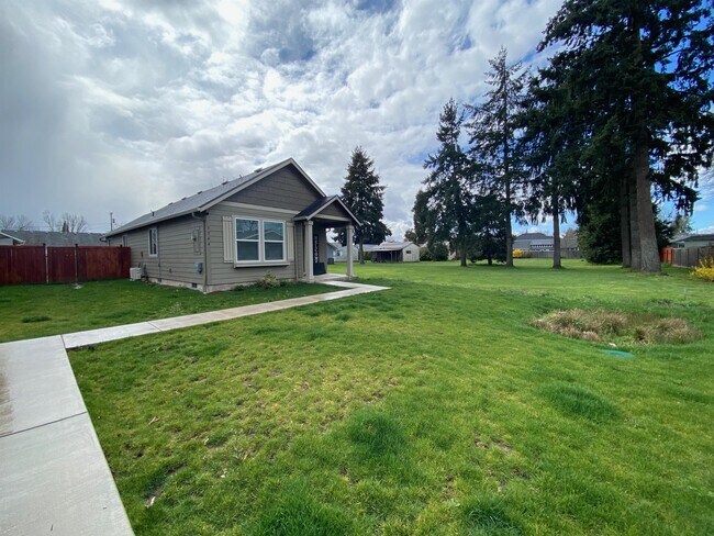 Building Photo - 3544 Hickory Ave