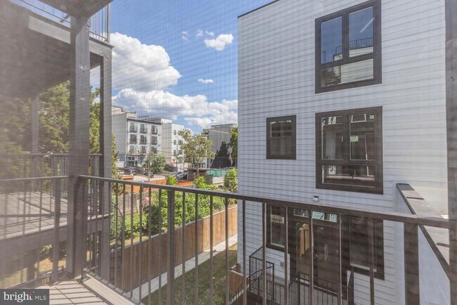 Building Photo - 722 Kenyon St NW