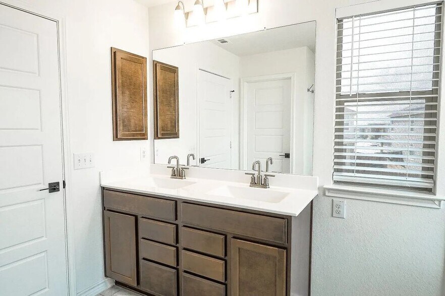 Building Photo - 5527 Castle Brook Dr