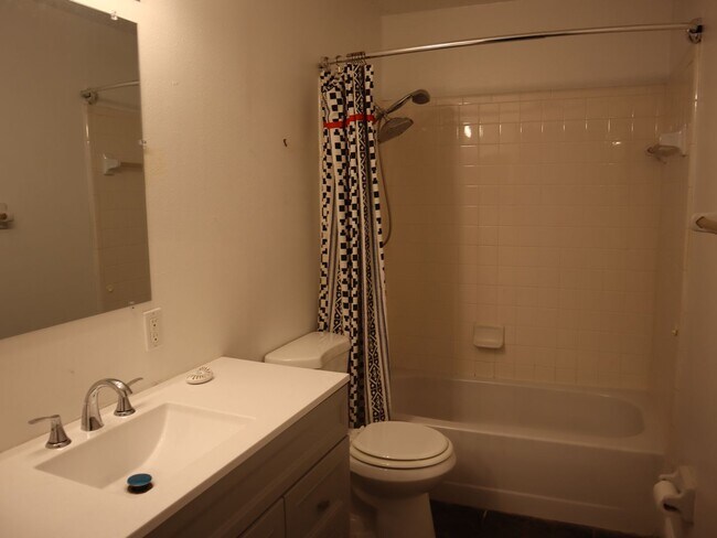 Building Photo - CONDO 2Bedroom 2 Bath MOVE IN READY CALL C...
