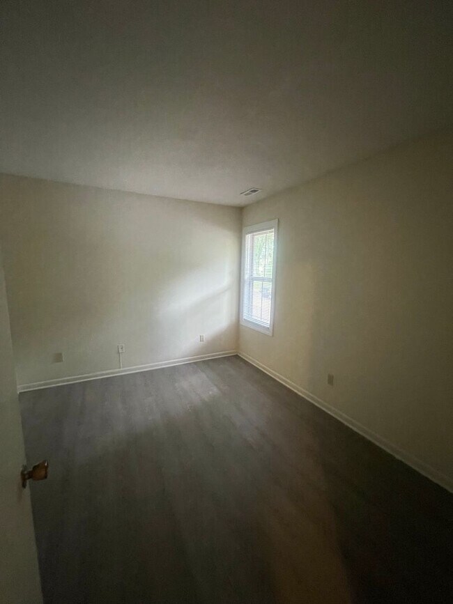 Building Photo - 1402-M Gorman St. 1 Bedroom / 1 Bathroom ~ Walk to NCSU & on Wolfline ~