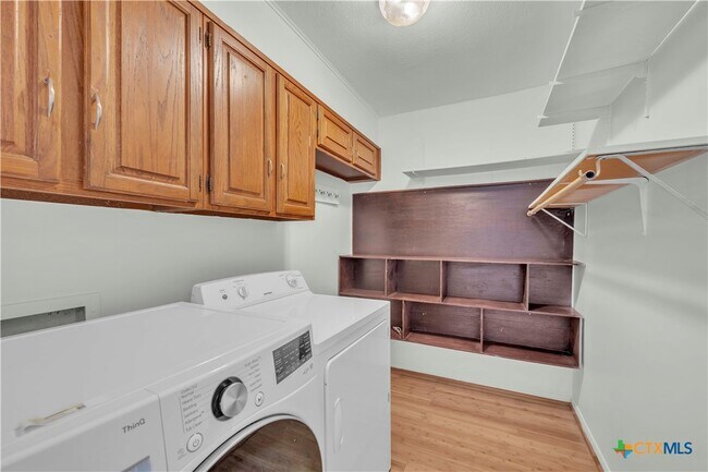 Building Photo - 513 Red River Rd