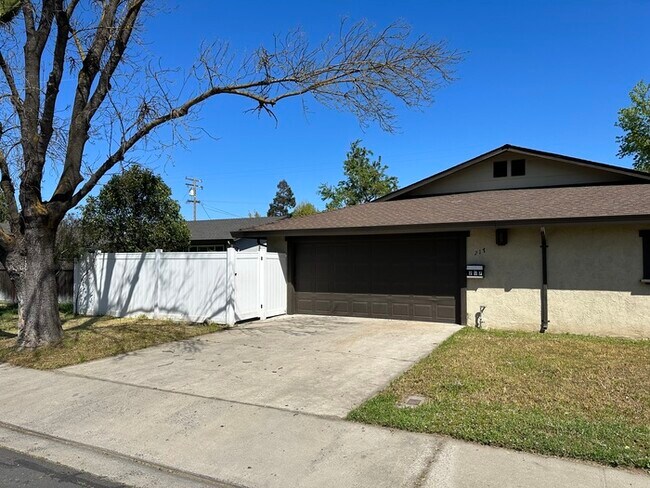 Building Photo - Modesto 3 Bedroom 2 Bath Home