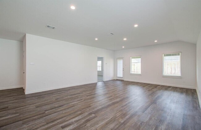 Building Photo - 1010 Desert Willow Dr