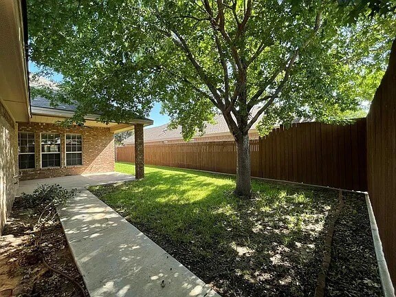 Building Photo - Comfy 3 bd/2 bth home in quiet neighborhood. Walk to the grocery store. 10 minutes to downtown. A...