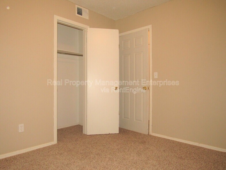 Building Photo - 637 Redstone Ave