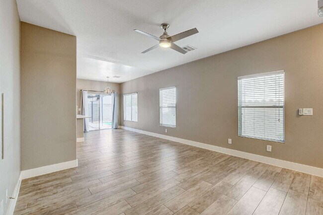 Building Photo - "Charming 2-Bedroom Townhouse Retreat with 2.5 Baths in South Henderson -with Backyard “