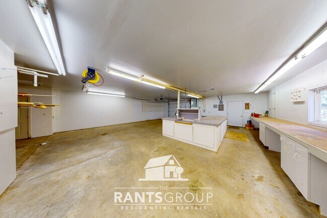 Building Photo - Lovingly cared for 3-bedroom, 1.75-bath ra...