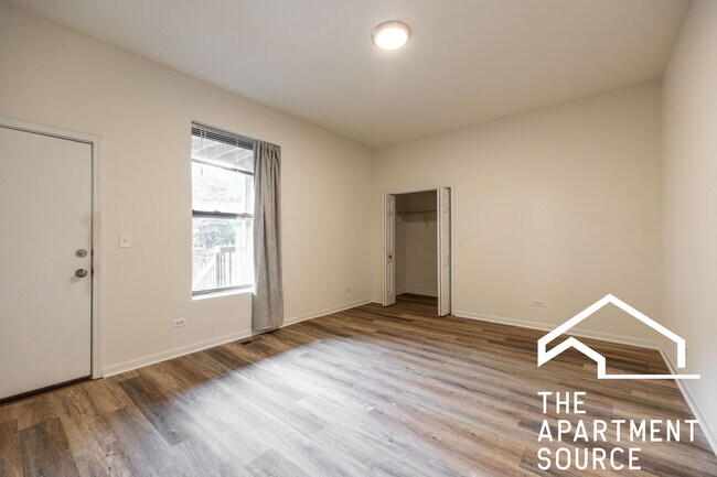 Building Photo - 2835 W Medill Ave