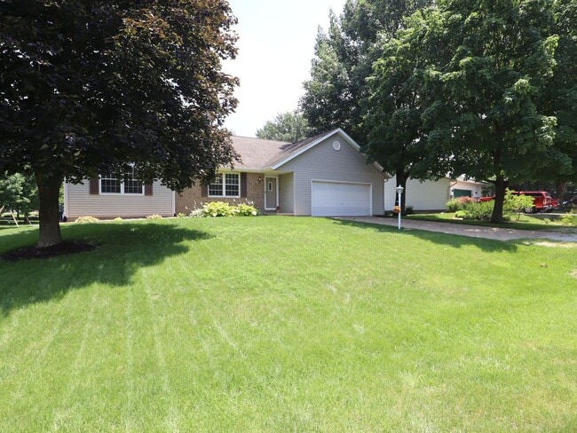 Building Photo - NEW PRICE - GREAT HOME - Single Family Home in Germantown Hills with Pool 3 BR / 4BA