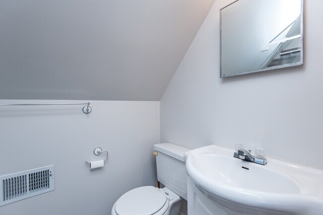 Building Photo - 1012 4th St SE