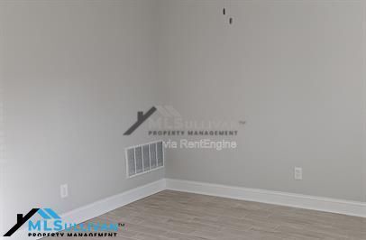 Building Photo - 1002 Willow Dr