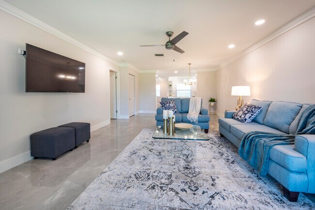 Building Photo - 7920 Eastlake Dr