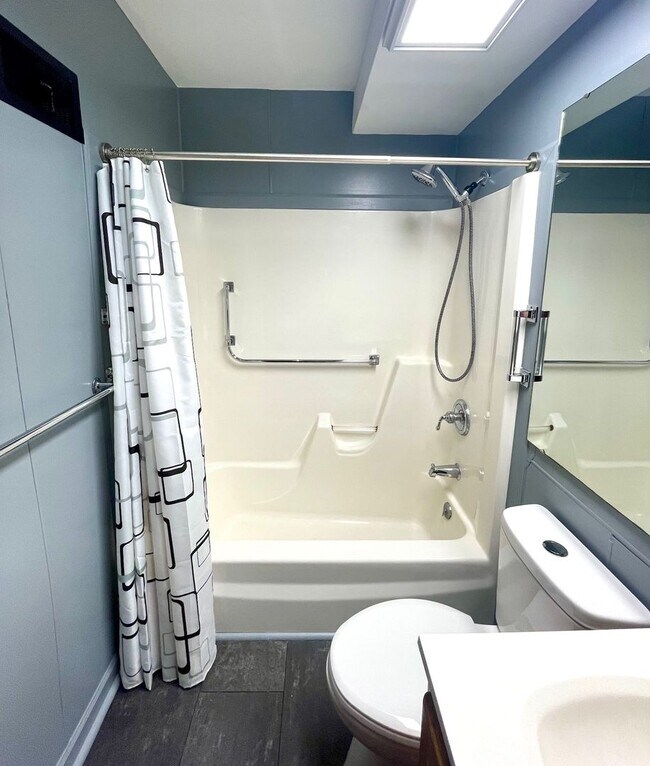 Building Photo - Very Unique 5 Bedroom Home on Large Lot