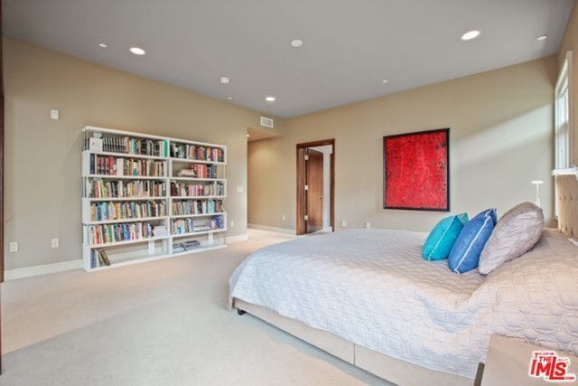 Building Photo - 447 N Doheny Dr