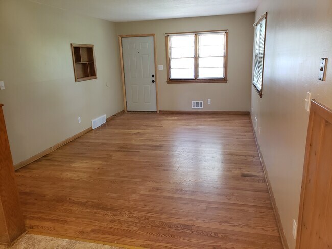 Living room - 411 W Linden Ave