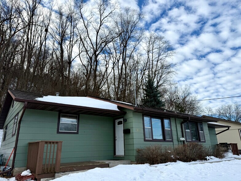 Building Photo - 1814 Spruce Dr