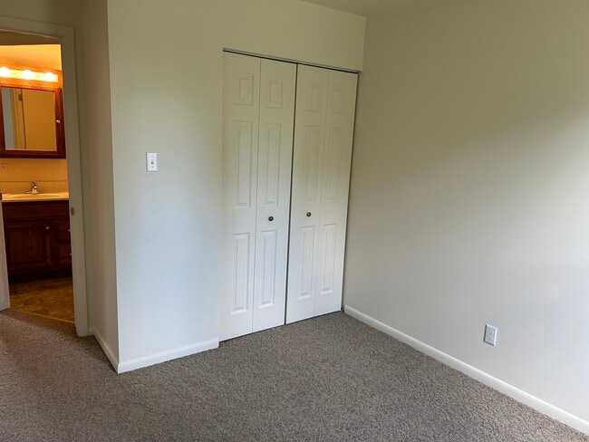 Building Photo - 4 Village Pointe Ln