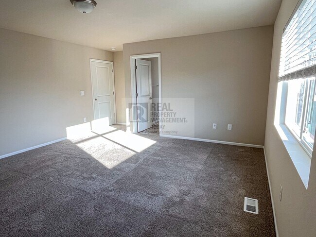 Building Photo - Spacious 5 Bedroom Home In Lacey!!