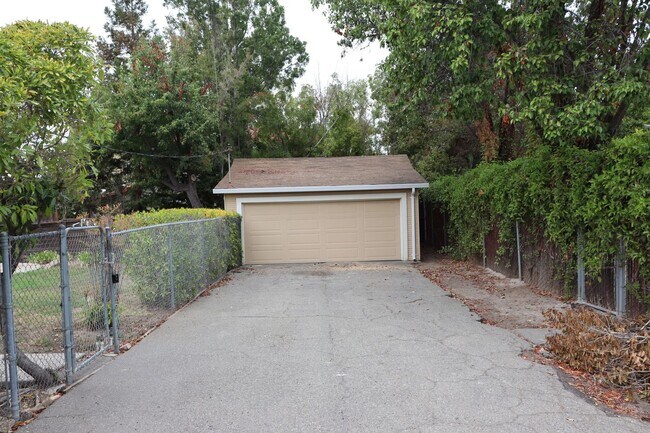 Building Photo - Single Family Home Centrally Located off H...