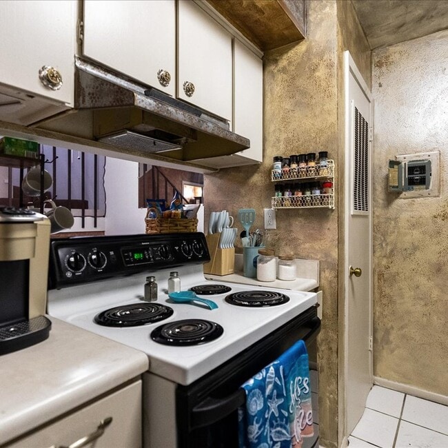 Building Photo - 6136 Hidden Cove
