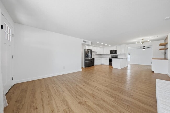 Building Photo - 3540 E Voltaire Dr