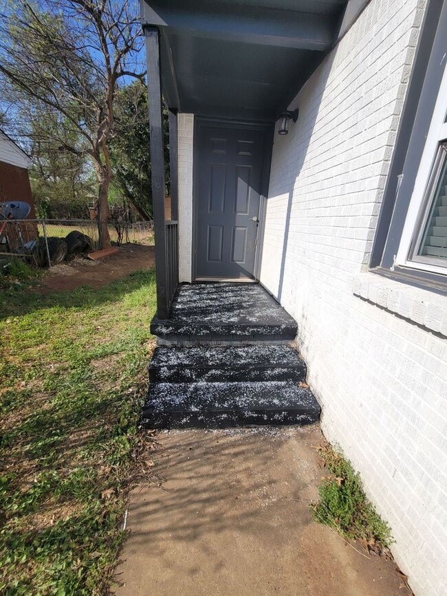 Building Photo - 555 E Harmon Dr