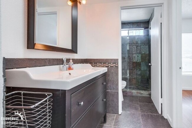 Building Photo - Stylish Top-Floor 1Bdm 1Ba Condo in the No...