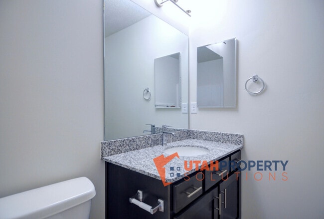 Building Photo - 1042 W 430 S