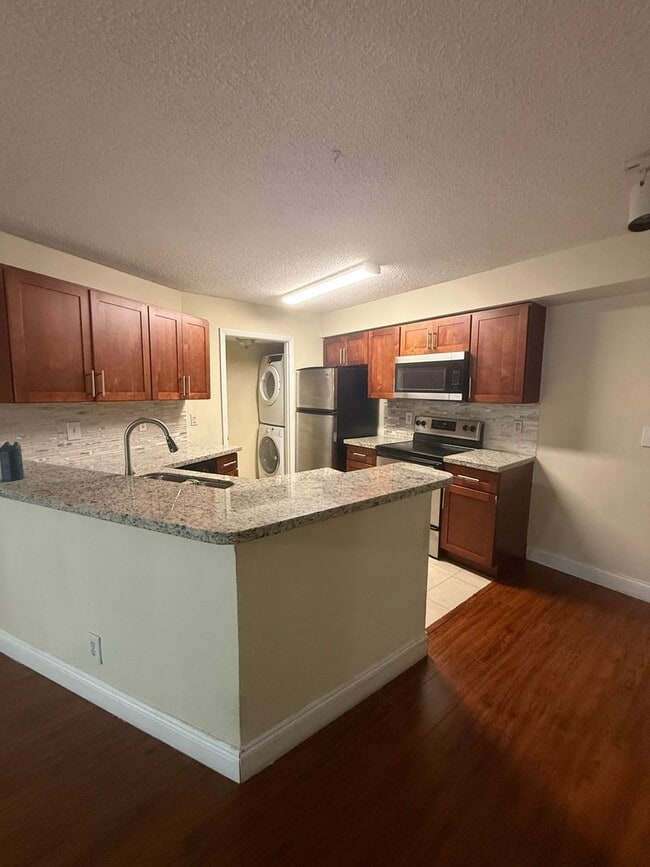 Building Photo - spacious 2 Bed / 2 Bath Condo