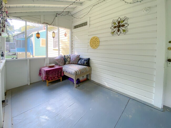 Building Photo - Adorable two-bedroom house on Stinson. Wal...