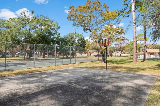 Building Photo - 121 Springwind Way