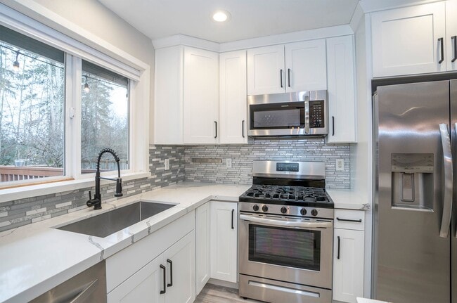 Building Photo - Spacious 3-Bedroom Home with Deck & Fenced Yard