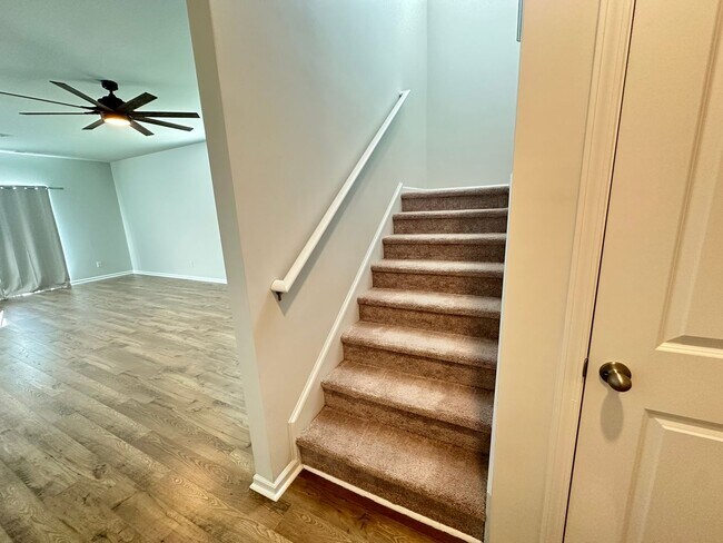 Building Photo - 4 Br/2.5 Bth in The Watergrass Community