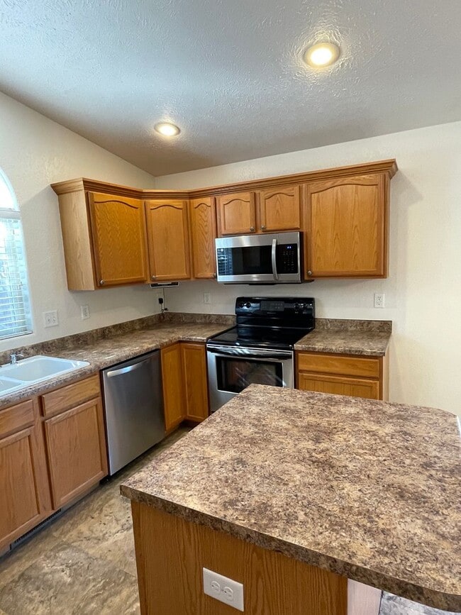 Building Photo - Spacious 4-Bedroom, 3-Bathroom House for Rent