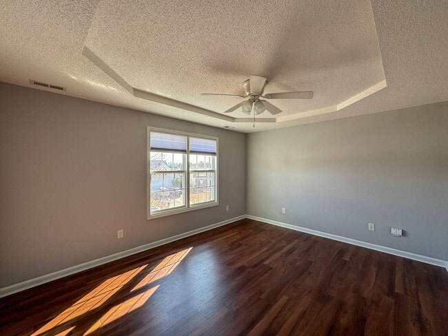 Building Photo - Beautiful 4 Bed 2.5 Bath Home with Fenced Backyard